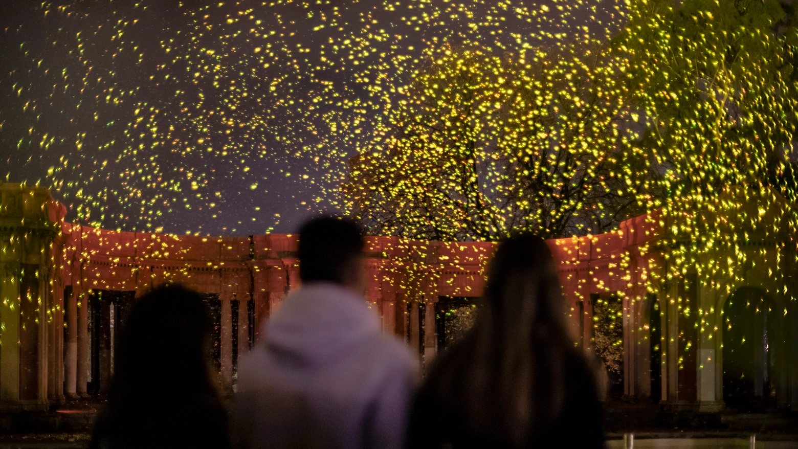 Spark, l’artista olandese con gli unici fuochi d’artificio organici, presenterà una performance poetica di migliaia di scintille luminose biodegradabili che fluttuano organicamente nell’aria