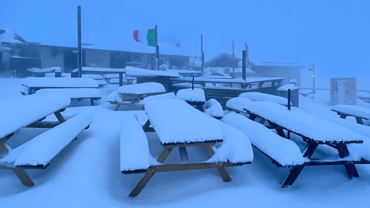 Neve d’aprile sui Monti Sibillini: "Ce n’è più ora che a gennaio, riaprono gli impianti di risalita"