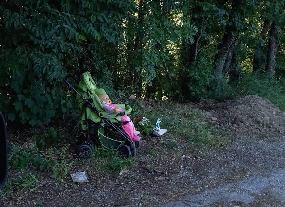 Crocifissi e lumi nel bosco: "Scavata anche una tomba" Crocifissi e lumi nel bosco: "Scavata anche una tomba"