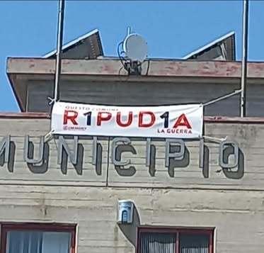 no alla guerra striscione sul municipio