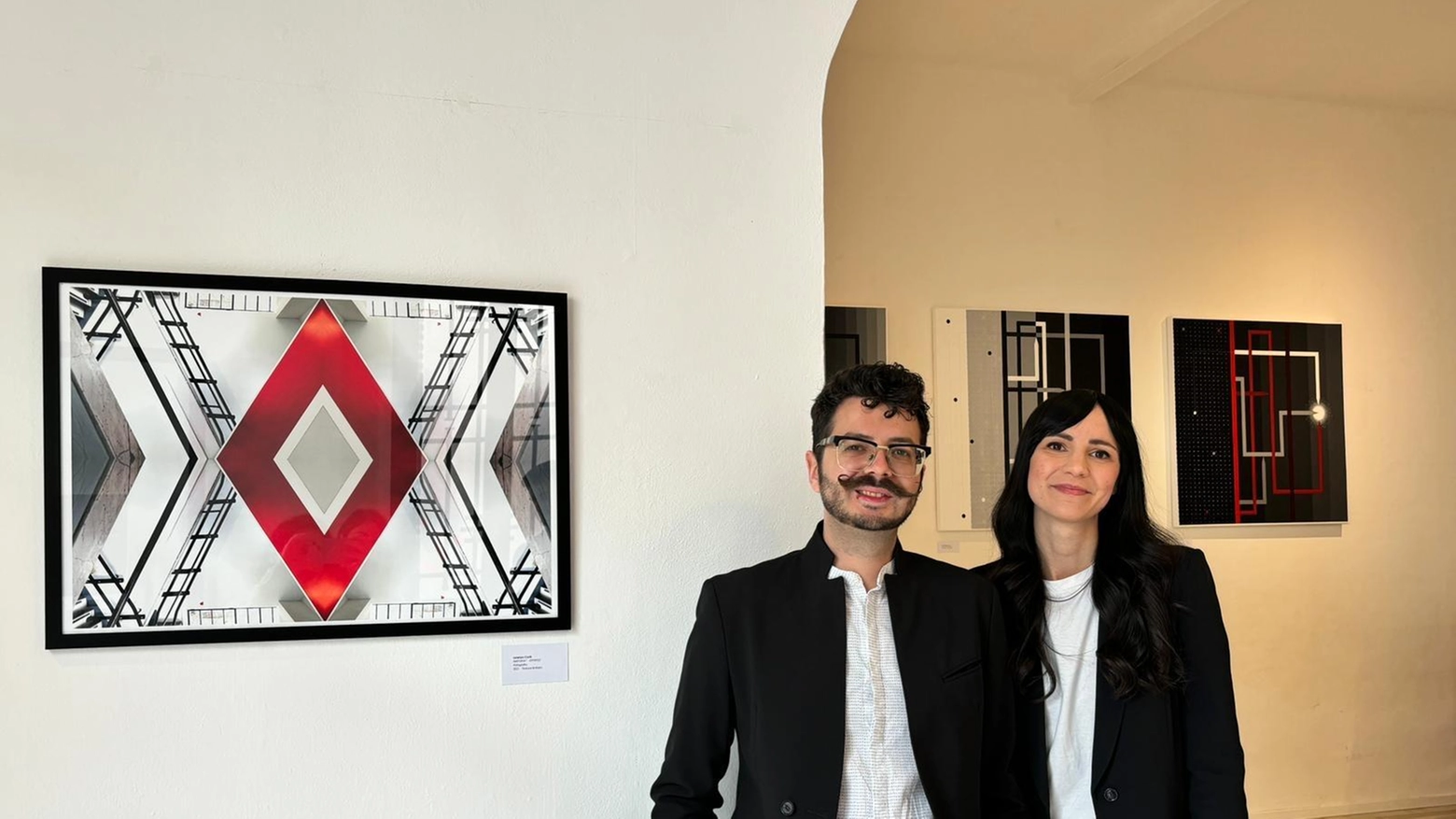 Lorenzo Conti e Giulia Osella espongono alla Galleria Wundergrafik di Forlì con la mostra 'due:tre', esplorando il rapporto tra l'uomo e il mondo attraverso geometrie precise e intense emozioni nelle opere esposte.