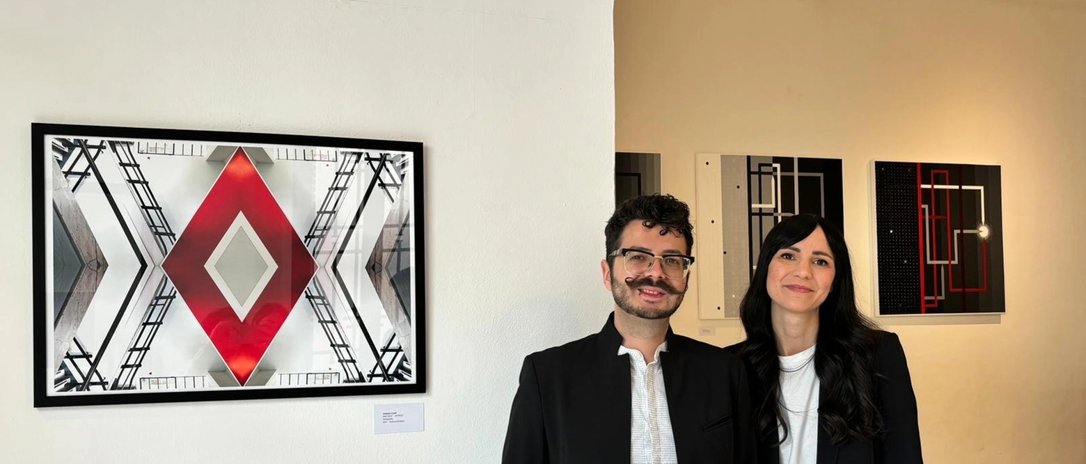 Lorenzo Conti e Giulia Osella espongono alla Galleria Wundergrafik di Forlì con la mostra 'due:tre', esplorando il rapporto tra l'uomo e il mondo attraverso geometrie precise e intense emozioni nelle opere esposte.