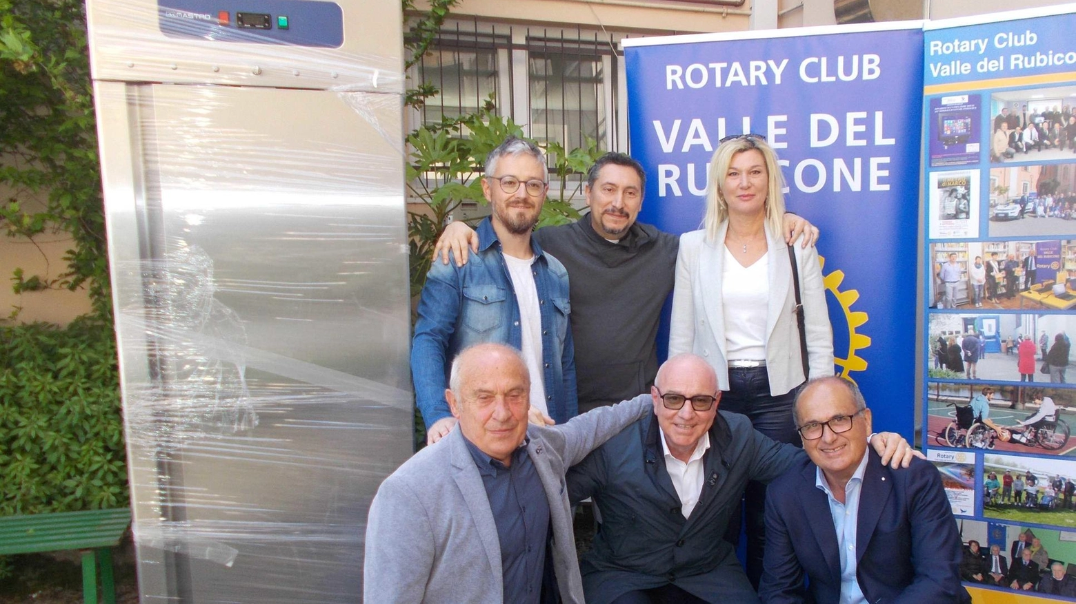 Il Rotary Club Valle del Rubicone dona un frigorifero industriale all'associazione "Amici di Don Baronio" per migliorare l'accoglienza dei ragazzi e delle famiglie. La presidente Monica Morri ringrazia per il sostegno che permette alla comunità di continuare le proprie attività.
