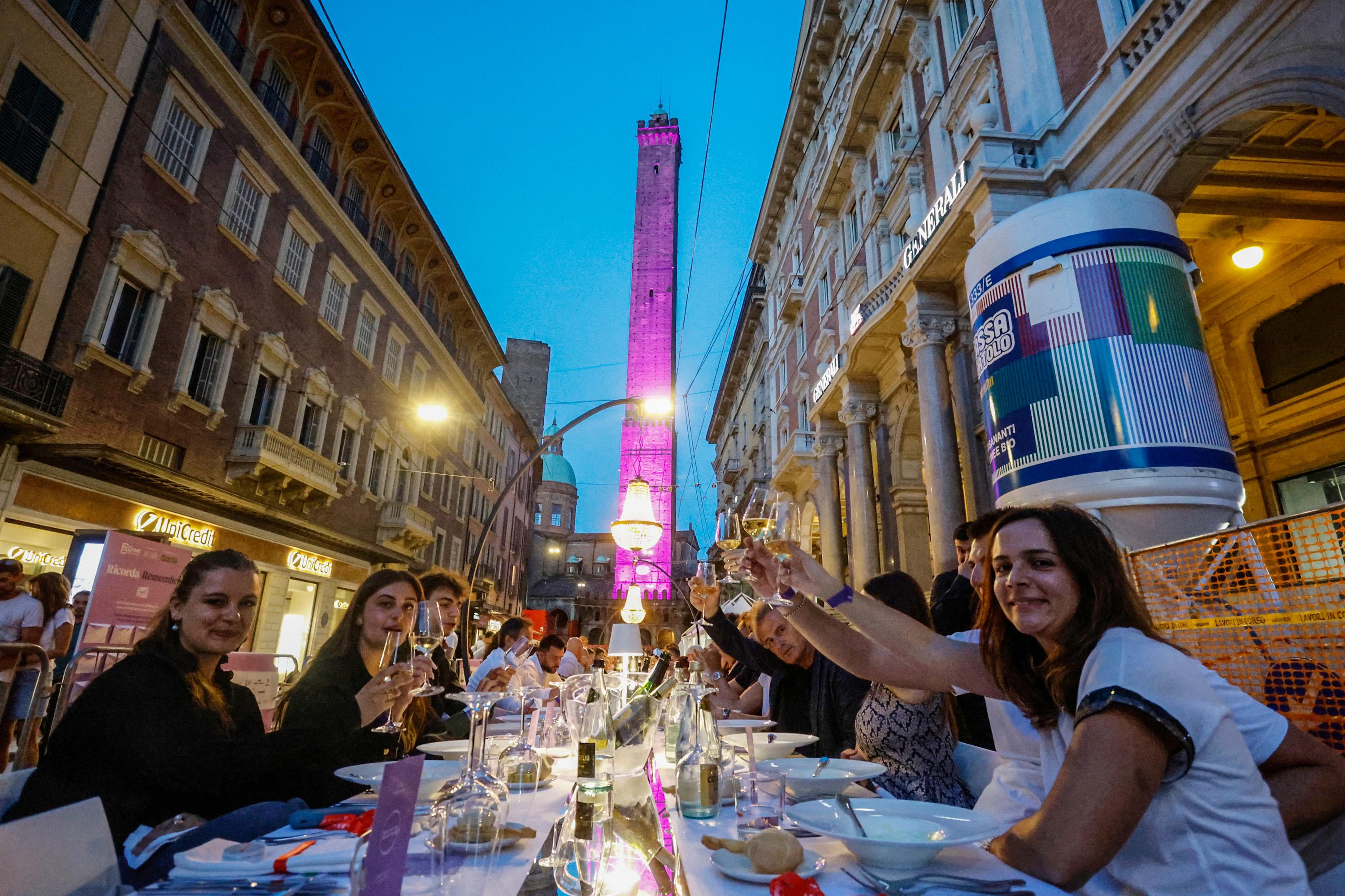 maxi cena in centro a bologna in mille per raccogliere fondi in via rizzoli da Ilrestodelcarlino.it maxi cena in centro a bologna in mille per raccogliere fondi in via rizzoli