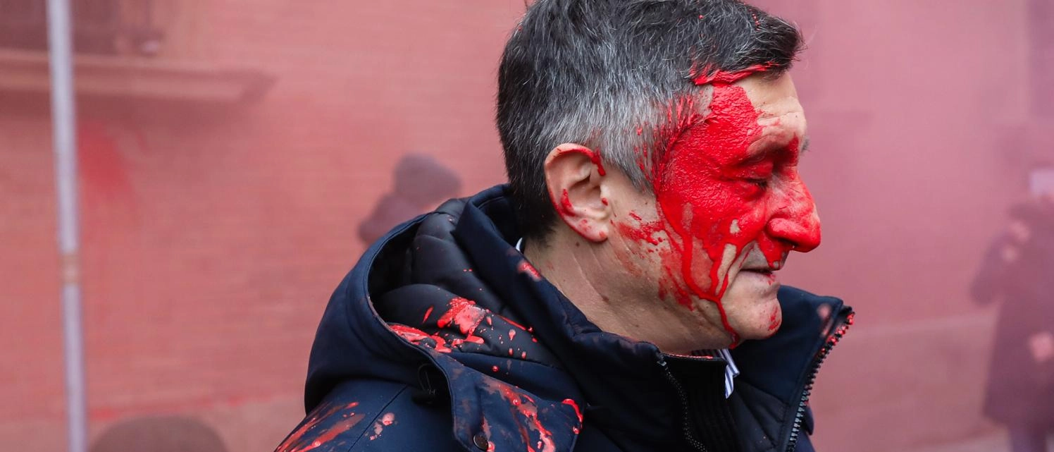Le indagini dopo i vandalismi e il rogo delle foto della premier. Solidarietà al dirigente Marotta, colpito al volto con della vernice. L’appello dei sindacati di polizia: "Basta violenza sugli agenti". .