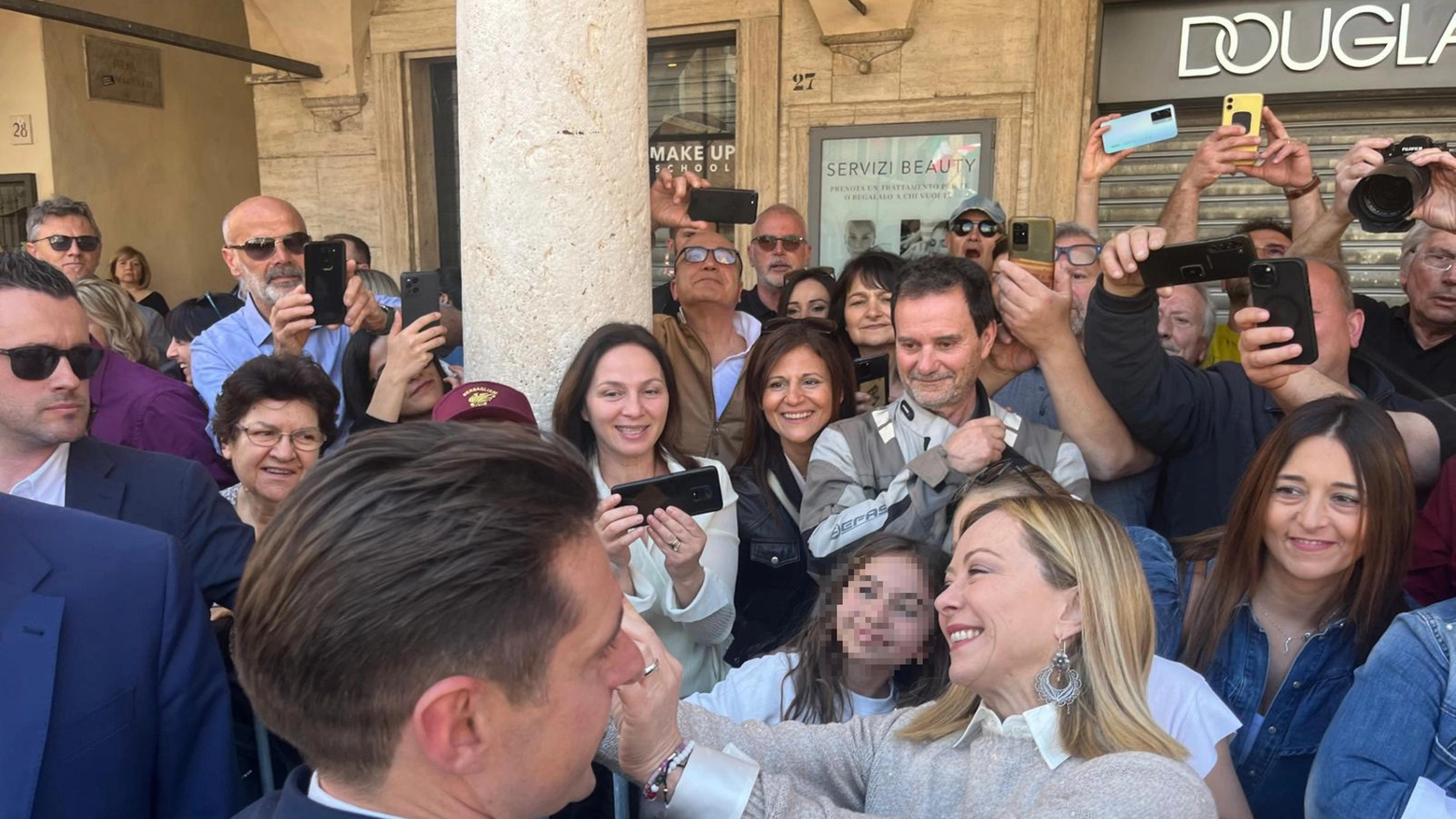 La presidente del Consiglio Giorgia Meloni ad Ascoli Piceno per il raduno nazionale dei Bersaglieri (Foto Ansa)