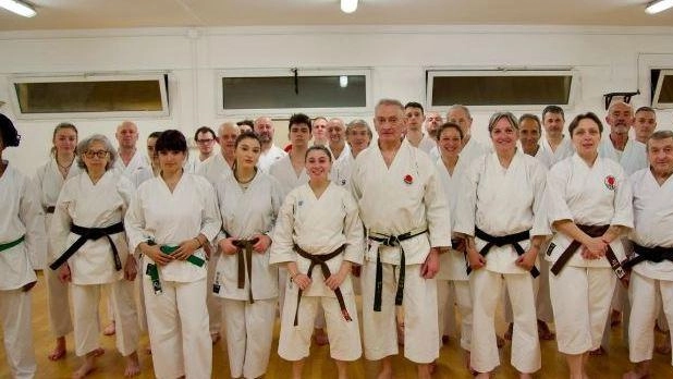 Il maestro Mauro Soavi di karate a Ferrara riceve il 7^ dan da Hiroshi Shirai per il suo impegno nell'insegnamento e nella formazione di atleti.