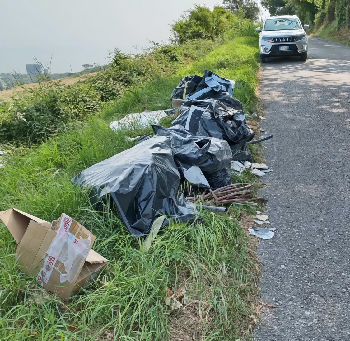 Rifiuti edili abbandonati in contrada Asola: "Qualcuno intervenga" Rifiuti edili abbandonati in contrada Asola: "Qualcuno intervenga"
