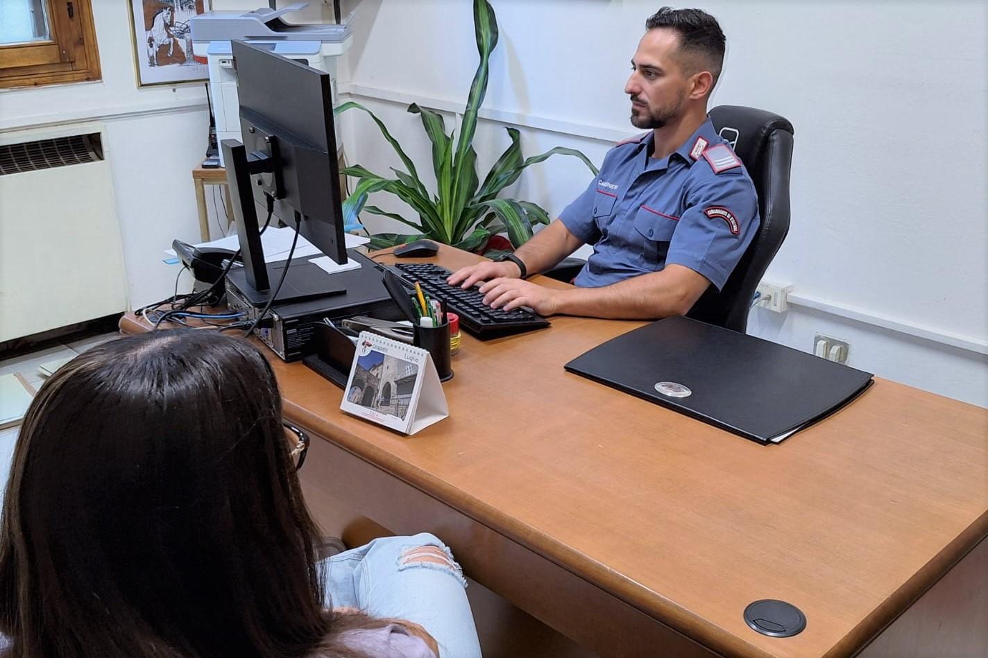 aggredisce la moglie il figlio chiede aiuto ai carabinieri e la salva dal marito violento
