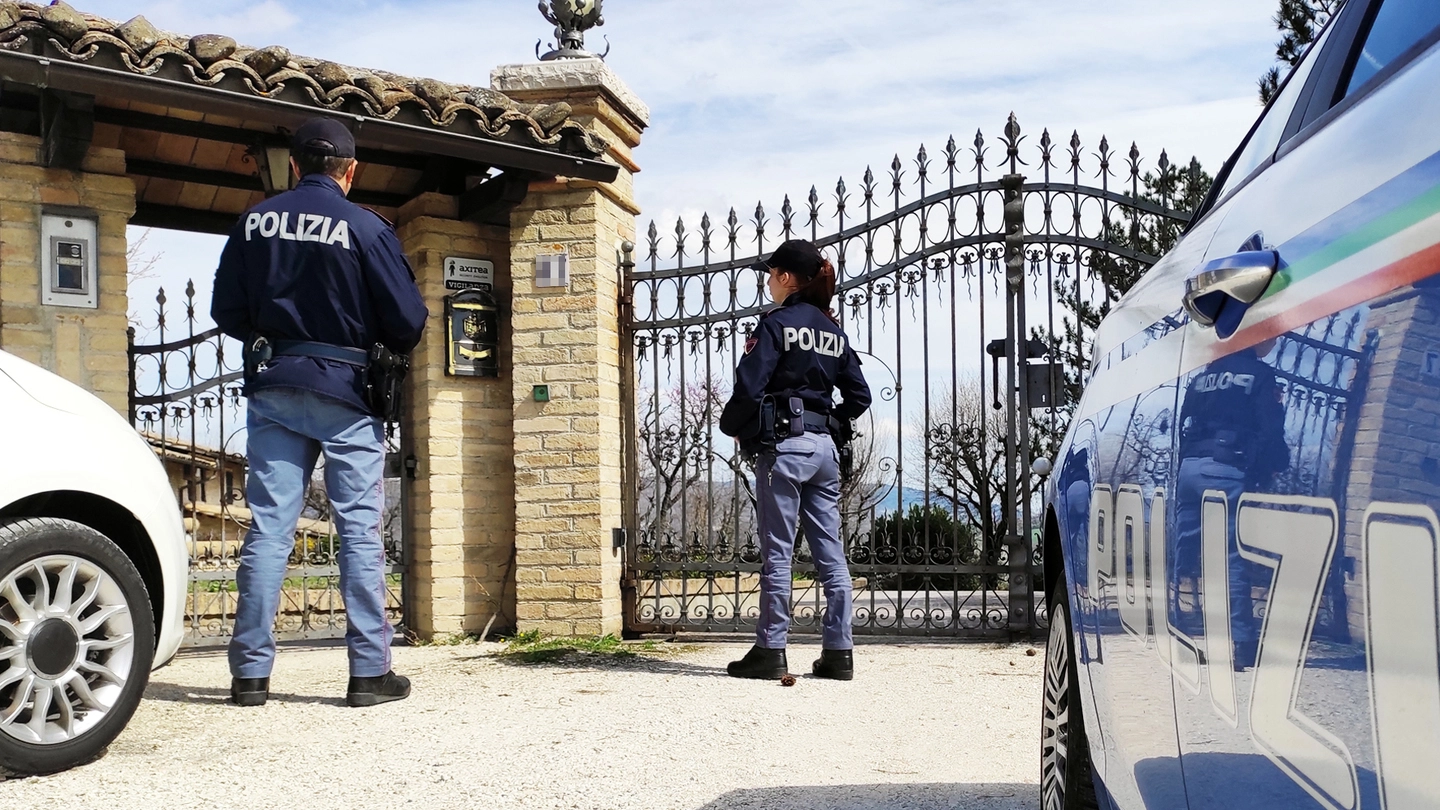 La polizia presente ieri mattina alla villa di Fermignano presa di mira dai banditi
