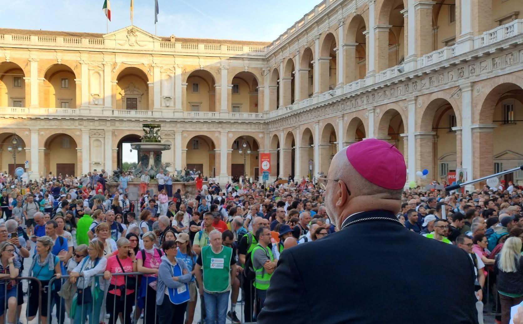 Settantacinquemila pellegrini in marcia per 28 chilometri. Il messaggio di papa Leone: "Maria la vostra guida" Settantacinquemila pellegrini in marcia per 28 chilometri. Il messaggio di papa Leone: "Maria la vostra guida"