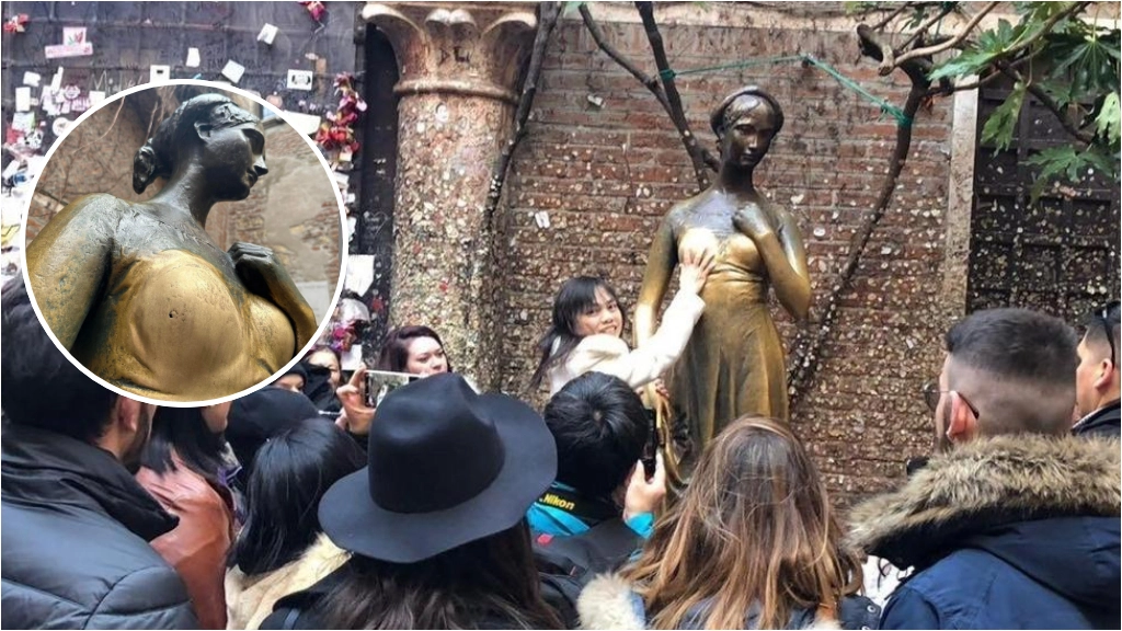 La statua di Giulietta presa dall'assalto dai turisti. Nel tondo il foro causato dal rito della carezza
