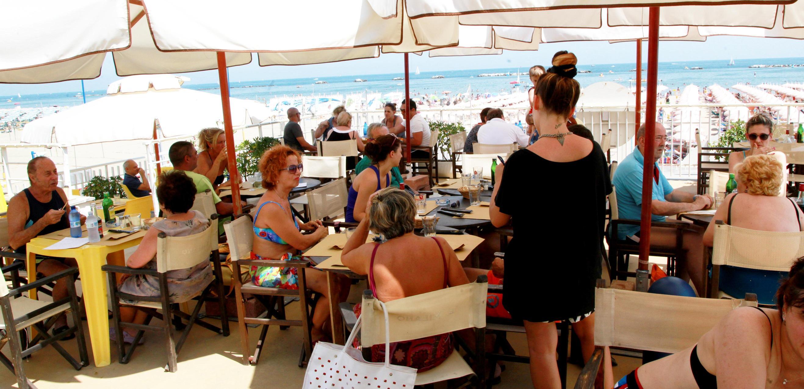 Caccia agli stagionali in riviera: "Manca personale specializzato" Caccia agli stagionali in riviera: "Manca personale specializzato"