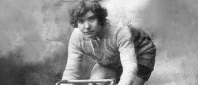 Folgorata dalla bicicletta a soli 10 anni, proprio a Bologna iniziò la sua grande avventura. Fu simbolo di emancipazione femminile