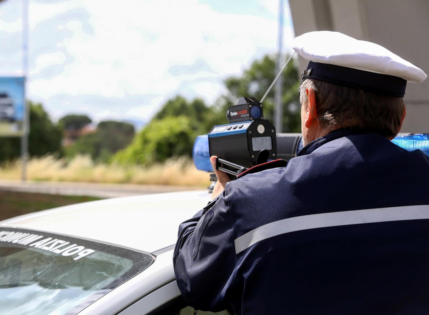 Fotografa e insulta i vigili con l’autovelox poi scappa in contromano: denunciato Fotografa e insulta i vigili con l’autovelox poi scappa in contromano: denunciato
