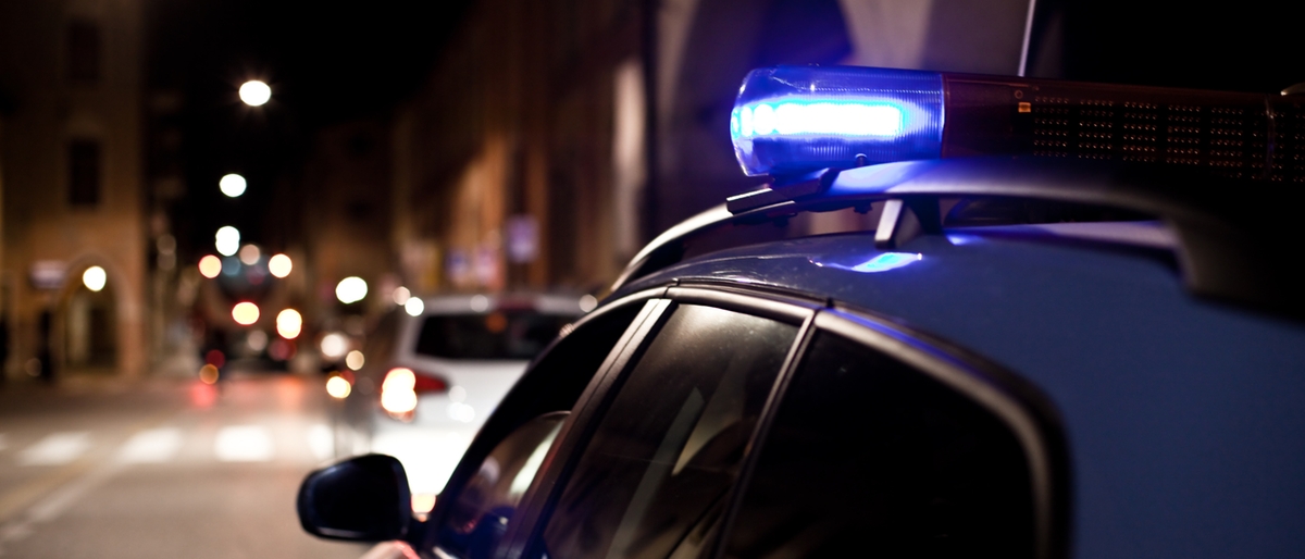 Minaccia e aggredisce due poliziotti in un locale a Bologna: Daspo urbano per un 40enne