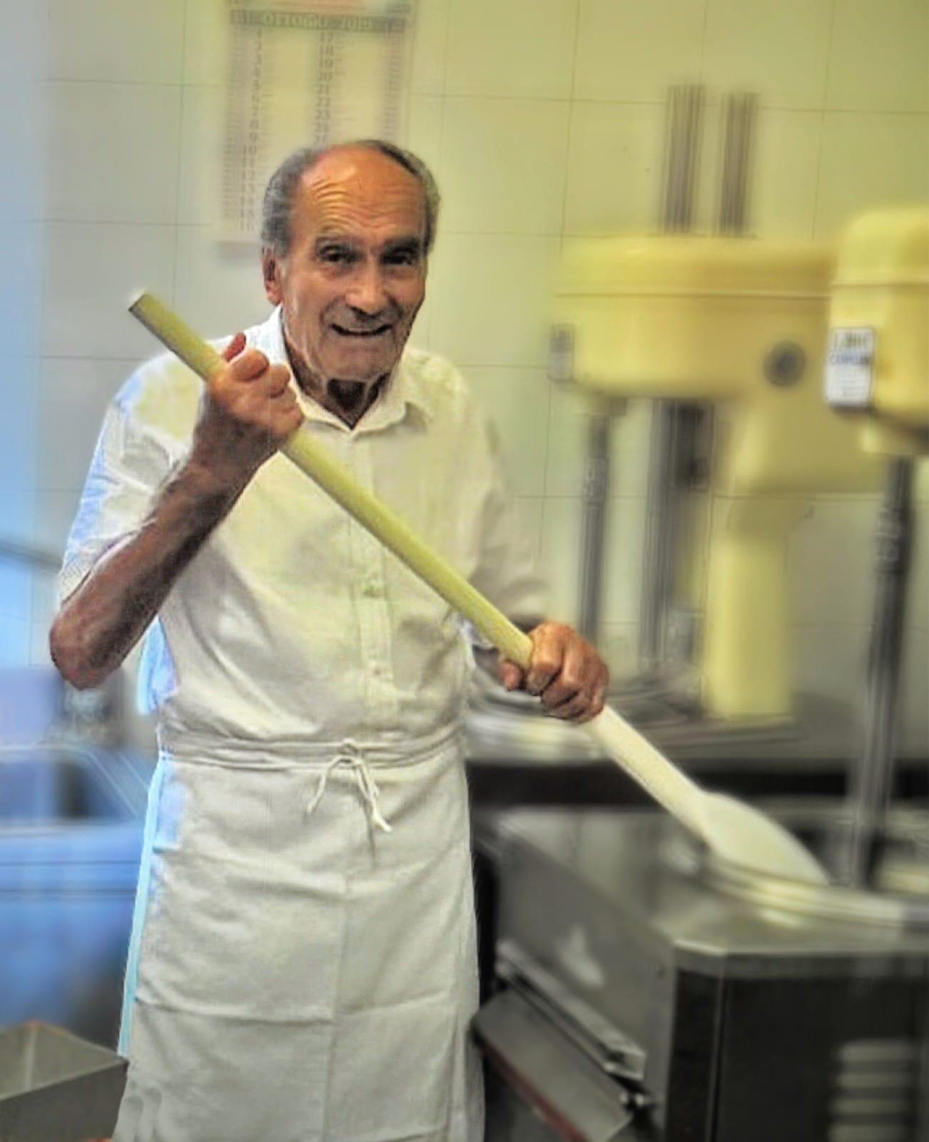Rimini piange il re della ‘mattonella’: addio a Tonino Marselli, fondatore della storica gelateria Rimini piange il re della ‘mattonella’: addio a Tonino Marselli, fondatore della storica gelateria