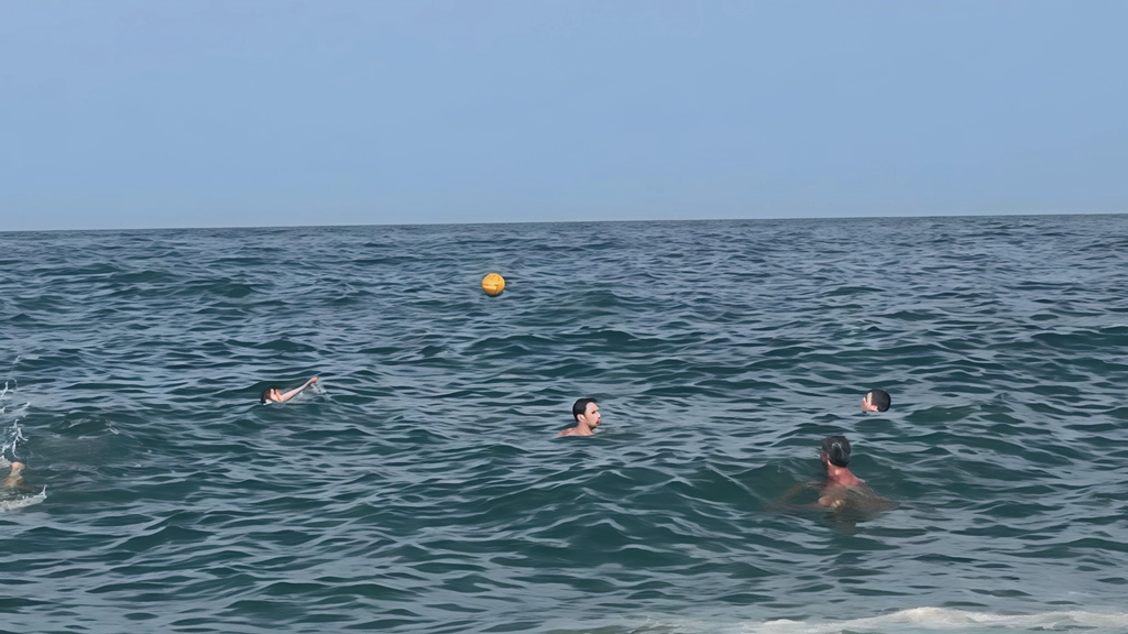 I ragazzi della Vela Ancona non hanno ancora una piscina in cui allenarsi. Ieri hanno fatto esercizi a Portonovo e si sono allenati nelle acque gelate.