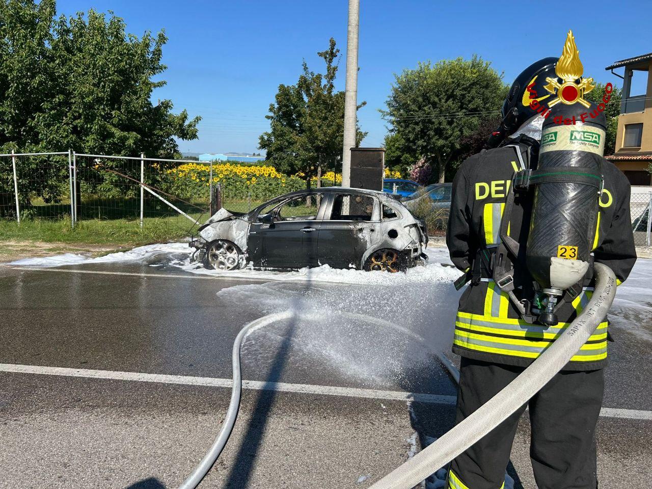 Auto in fiamme a Forlimpopoli, intervengono i vigili del fuoco Auto in fiamme a Forlimpopoli, intervengono i vigili del fuoco