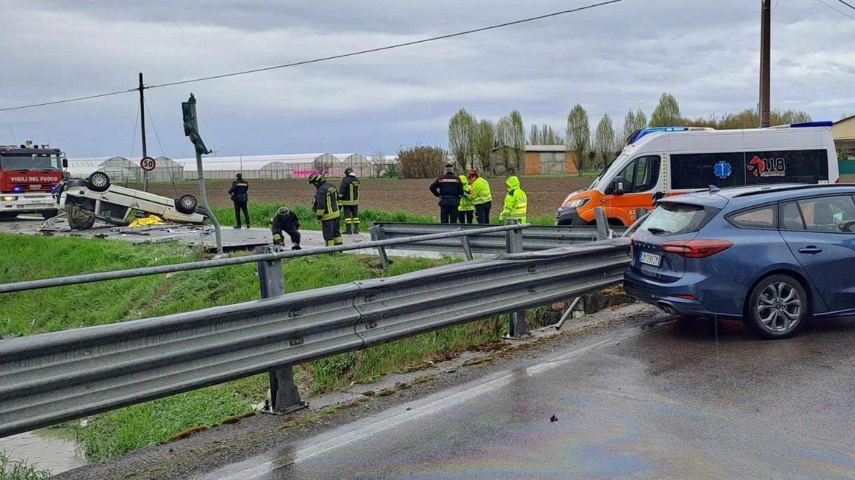 Angelo Russo, muratore di 48 anni, era al volante di una Volvo che si è ribaltata dopo l’impatto: due feriti sull’altra vettura coinvolta