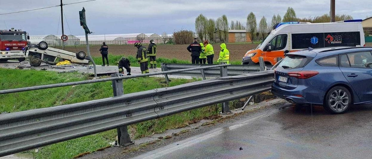 Angelo Russo, muratore di 48 anni, era al volante di una Volvo che si è ribaltata dopo l’impatto: due feriti sull’altra vettura coinvolta