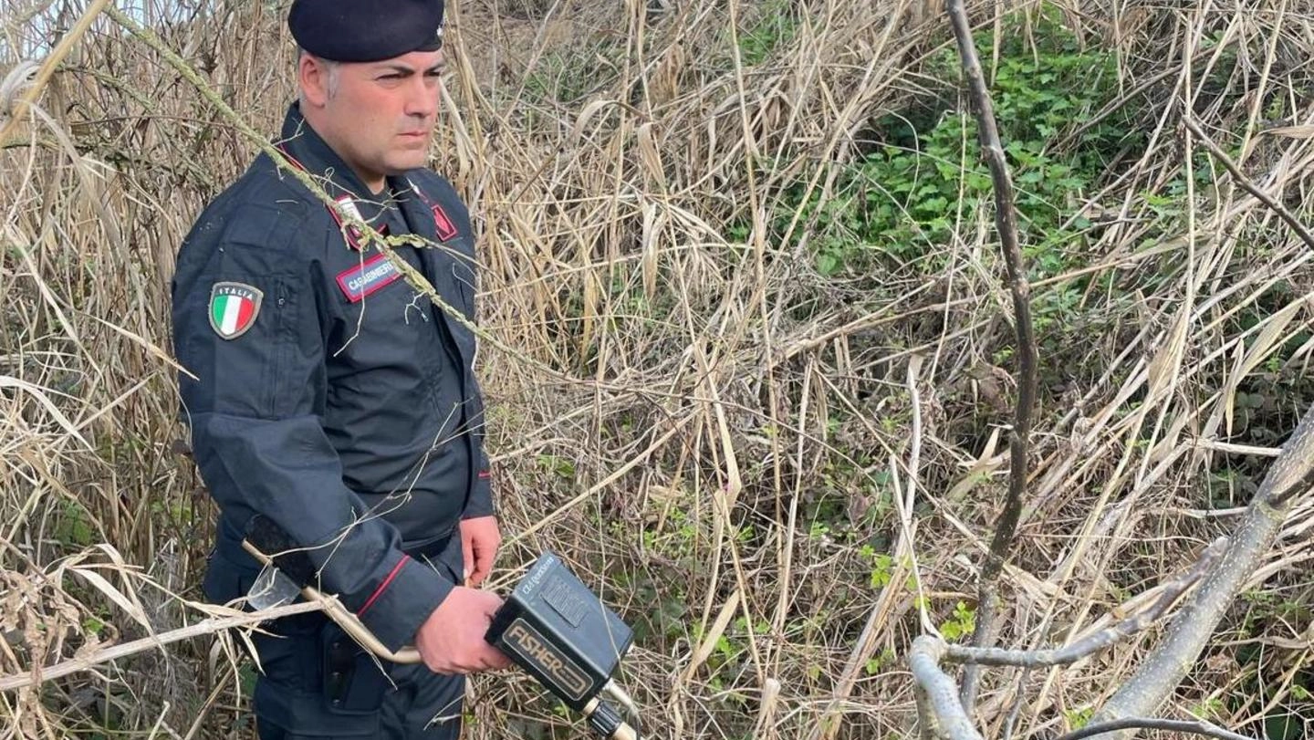 Le ricerche dei carabinieri anche con il metal detector