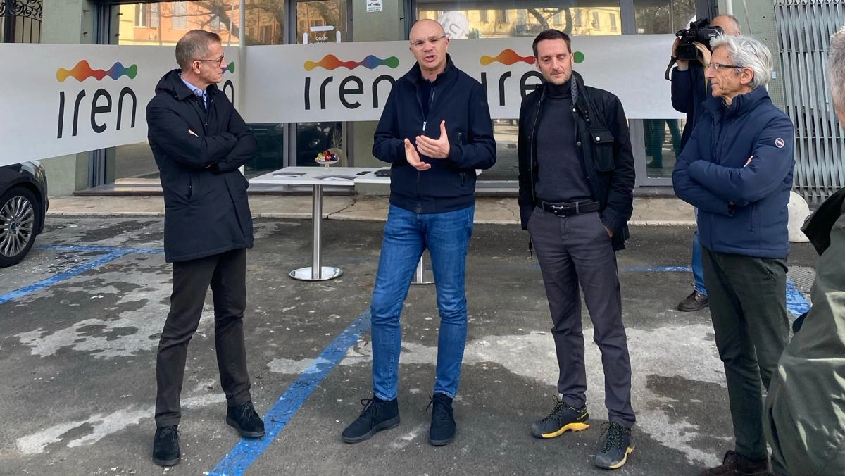 Da sinistra: l'ad Iren Smart Solutions Roberto Conte, il sindaco Luca Vecchi e l'architetto progettista Andrea Zamboni