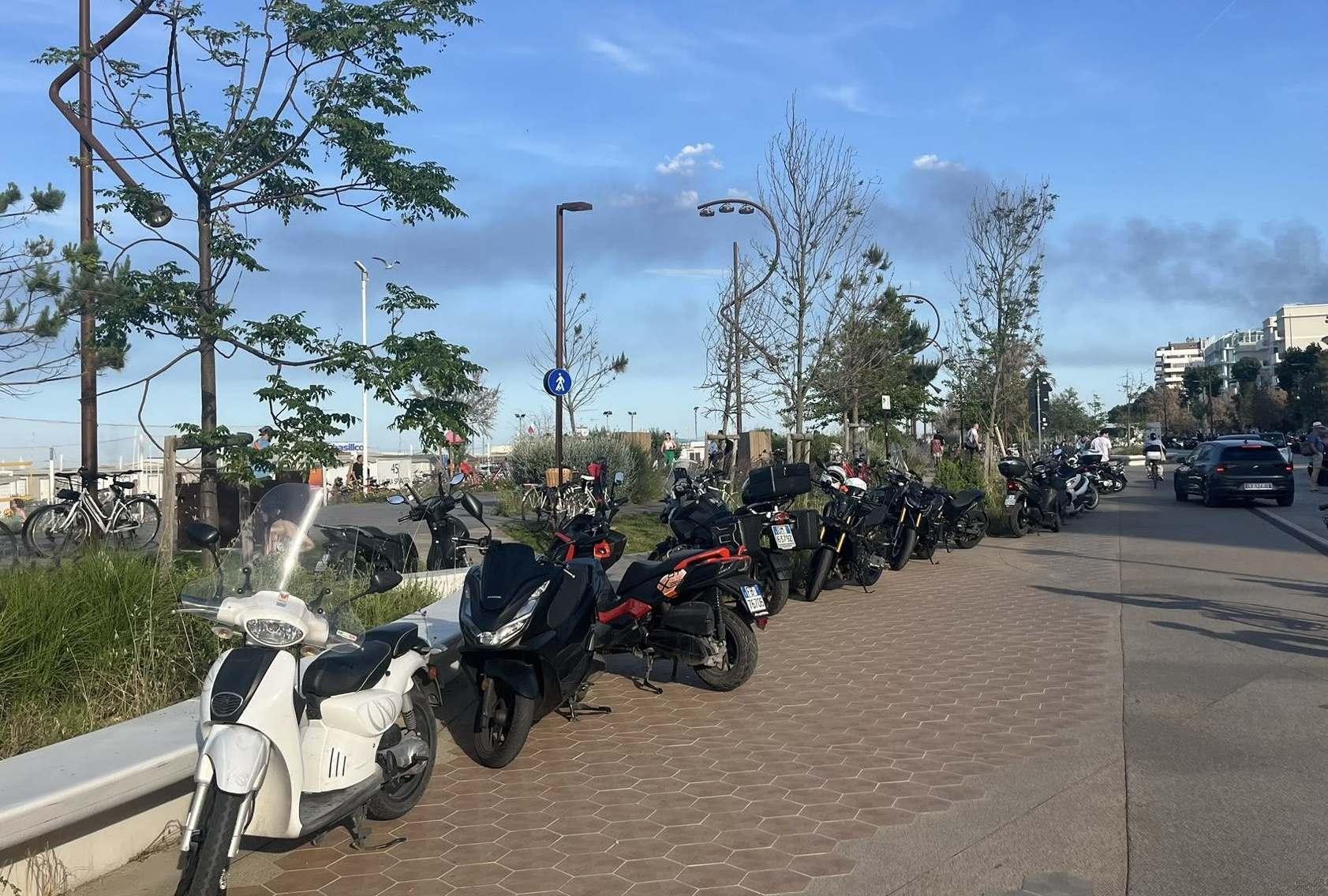 moto in sosta selvaggia parco del mare invaso