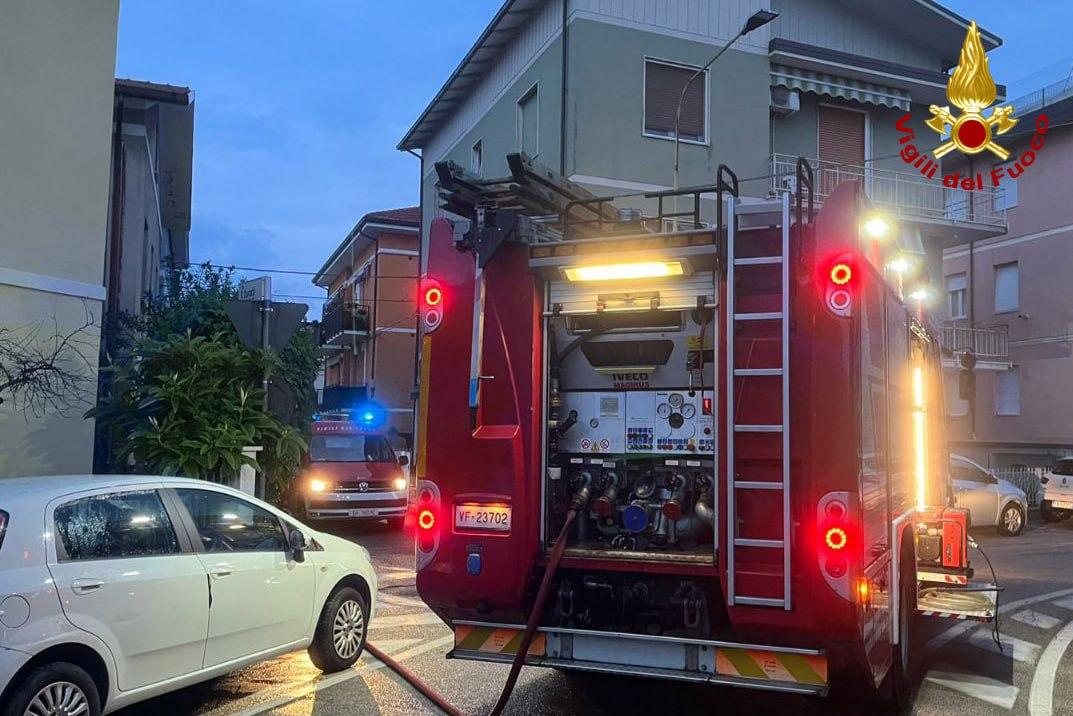 fulmine sul tetto scatena l incendio in una soffitta a pesaro da Ilrestodelcarlino.it fulmine sul tetto scatena l incendio in una soffitta a pesaro