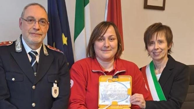 Il Comitato della Croce Rossa Italiana di Fabriano dona un defibrillatore semiautomatico alla polizia locale per intervenire tempestivamente in caso di arresti cardiaci, promuovendo la formazione dei cittadini sull'uso corretto dell'apparecchio.