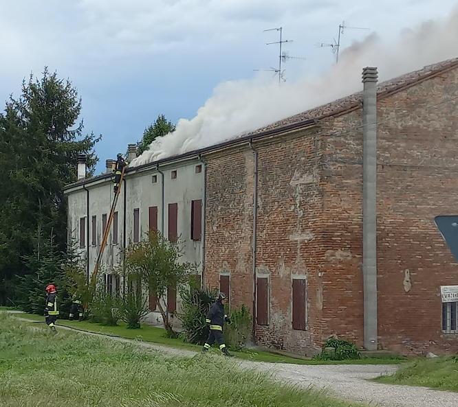 Tetto in fiamme a Guastalla, due anziani in ospedale