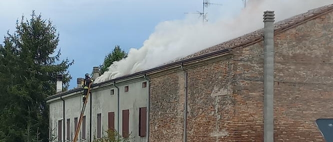 Tetto in fiamme a Guastalla, due anziani in ospedale