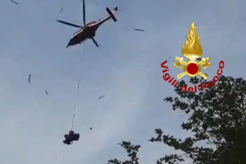 Il recupero del quad con l'elicottero dei vigili del fuoco