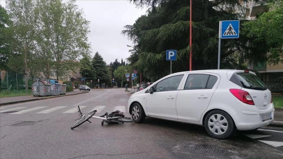 Anziana ciclista travolta da un’auto guidata da un 80enne