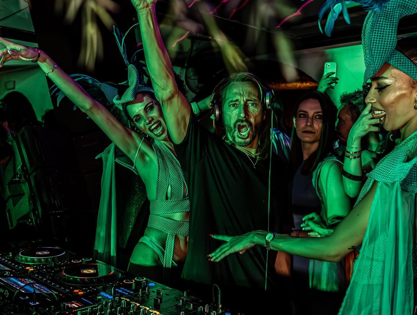 La Riviera è tornata in pista. La lunga notte delle discoteche con le stelle della consolle La Riviera è tornata in pista. La lunga notte delle discoteche con le stelle della consolle