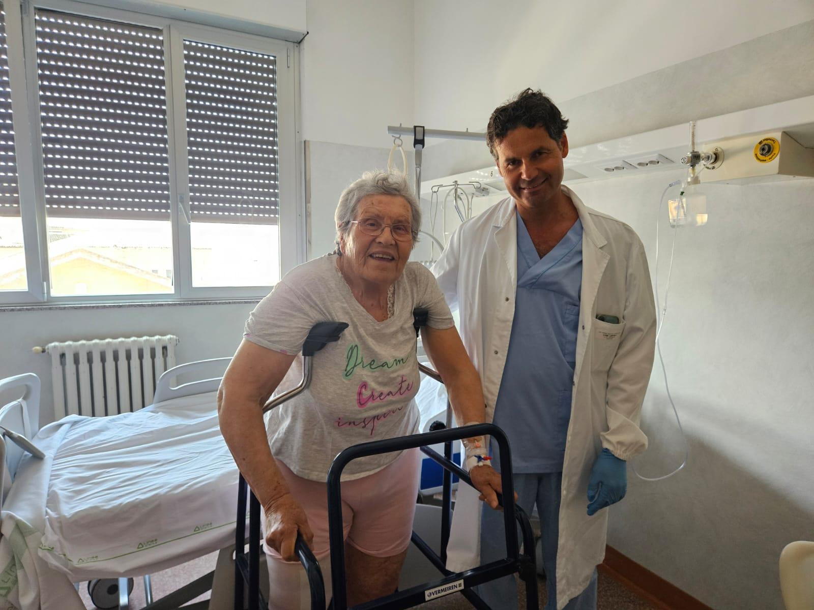 Il grazie al reparto di Ortopedia, nonna Sissi torna a camminare: “Umanità e professionalità” Il grazie al reparto di Ortopedia, nonna Sissi torna a camminare: “Umanità e professionalità”