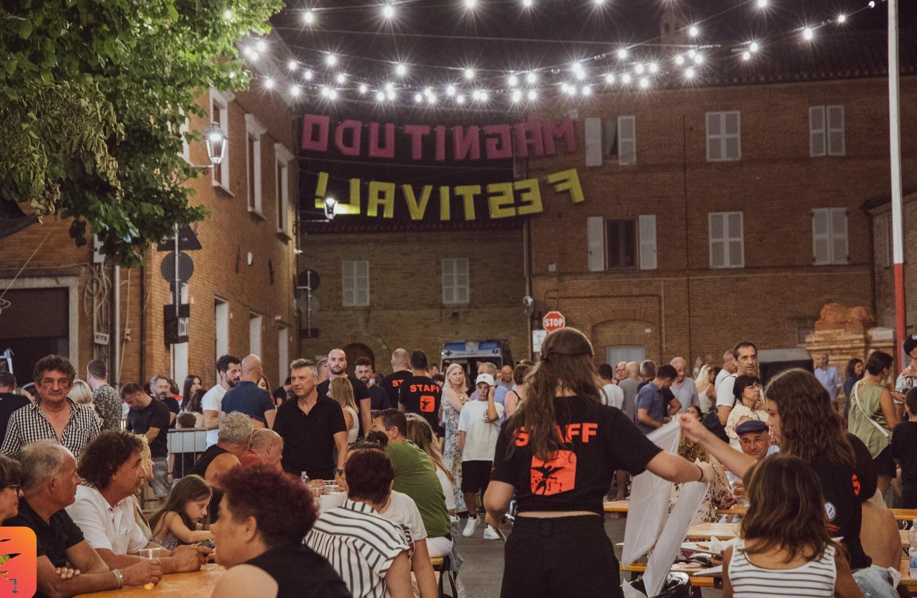 Cena all’aperto e musica in piazza. La scossa di "Magnitudo Festival"