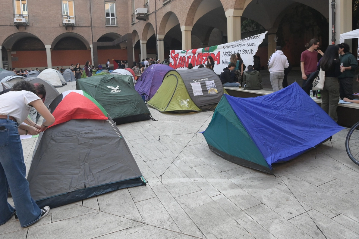 Le tende piantate in piazza Scaravilli dagli universitari