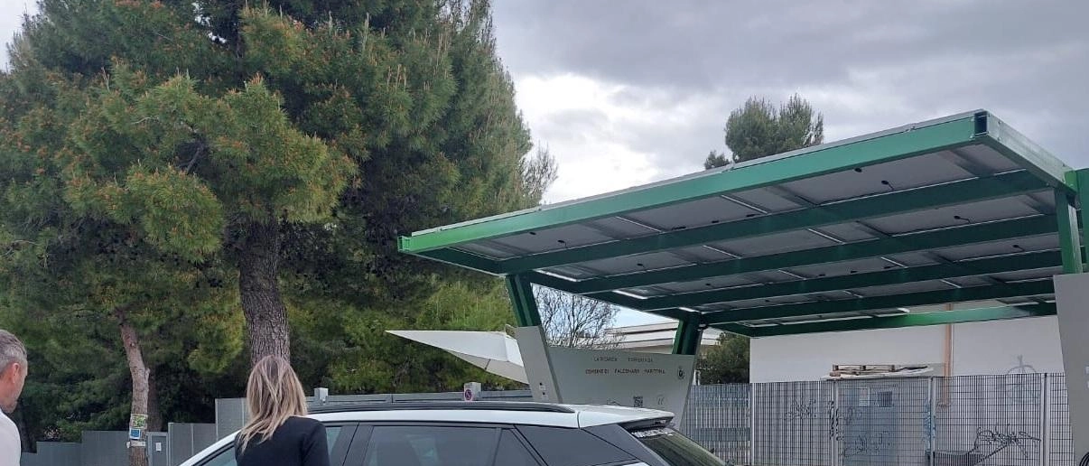 Inaugurata a Palombina Vecchia una pensilina solare per auto elettriche, offrendo ricariche gratuite e sostenibili grazie alla collaborazione tra Comune e aziende locali.