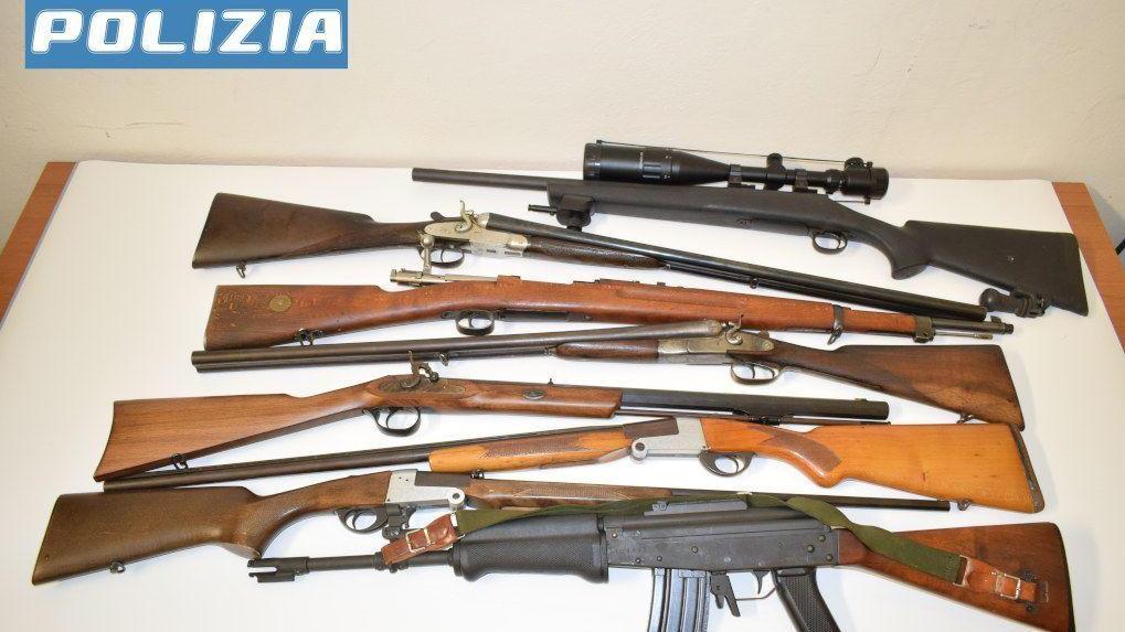Traffico di armi in Romagna. Arsenale di mitra e pistole in casa, arrestato un 61enne di Ronta