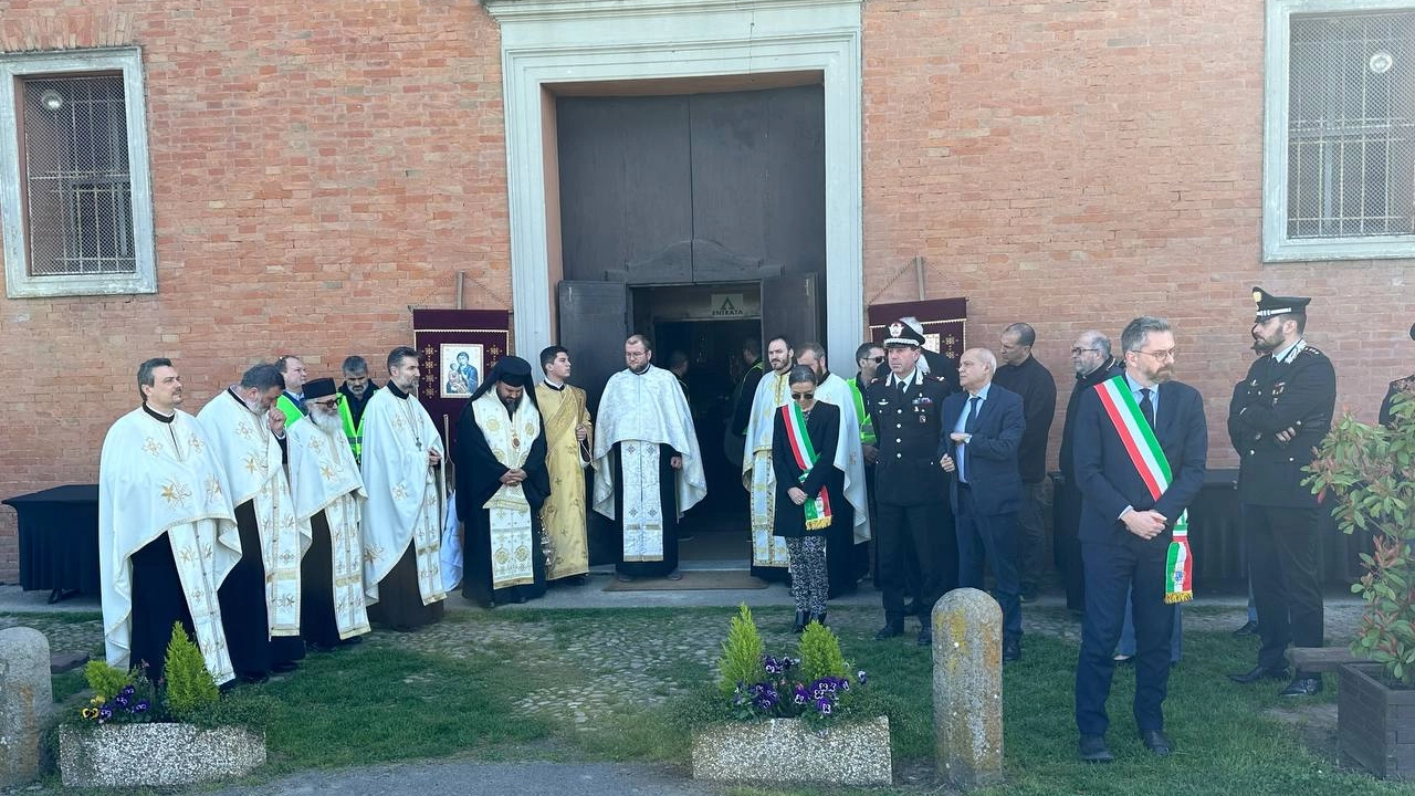 Il sindaco di Bologna e la sindaca di Minerbio davanti alla chiesa dei funerali