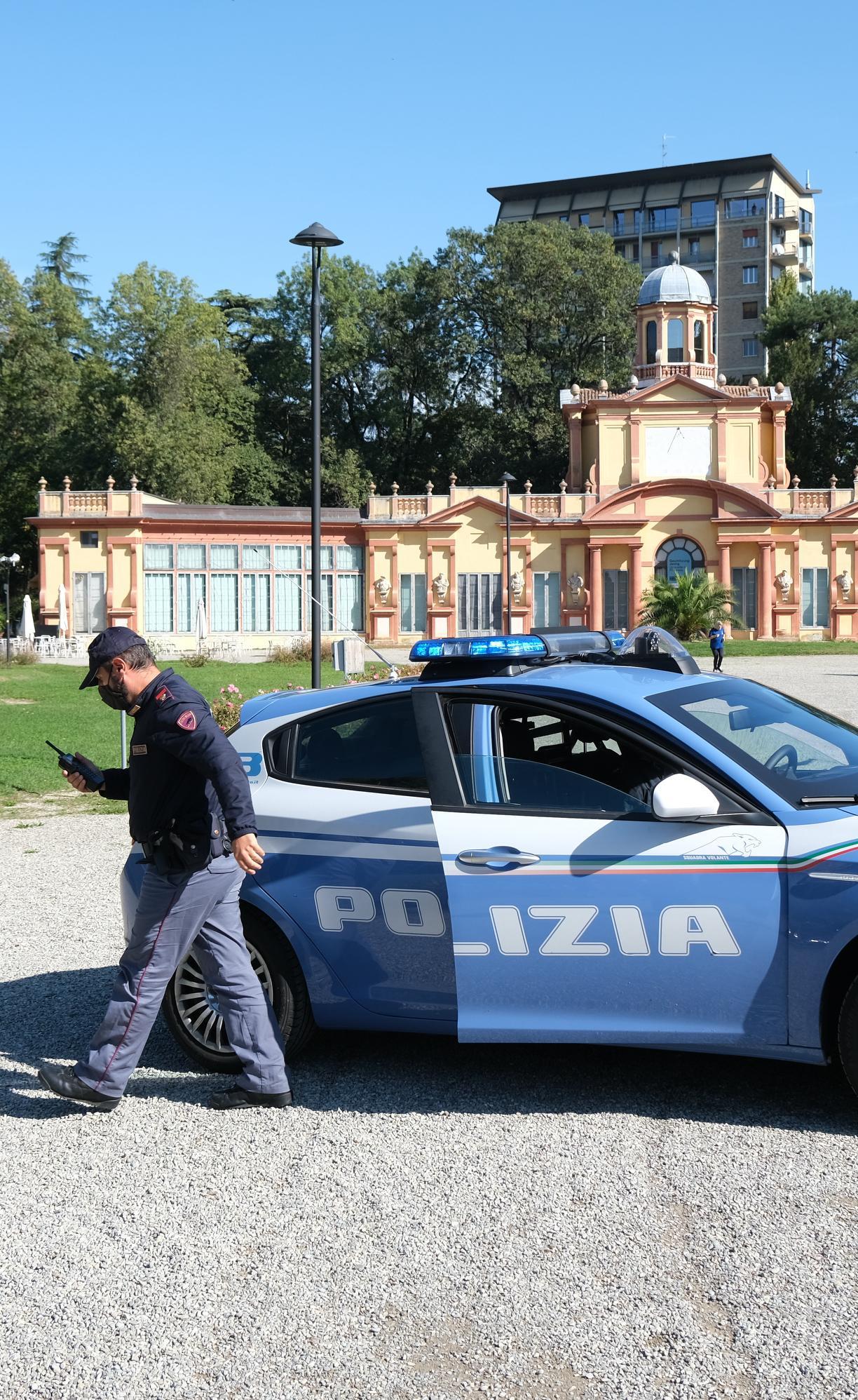 Coltellate in pieno centro . Un 17enne ferito dal branco. Altri tre giovani sono scappati Coltellate in pieno centro . Un 17enne ferito dal branco. Altri tre giovani sono scappati