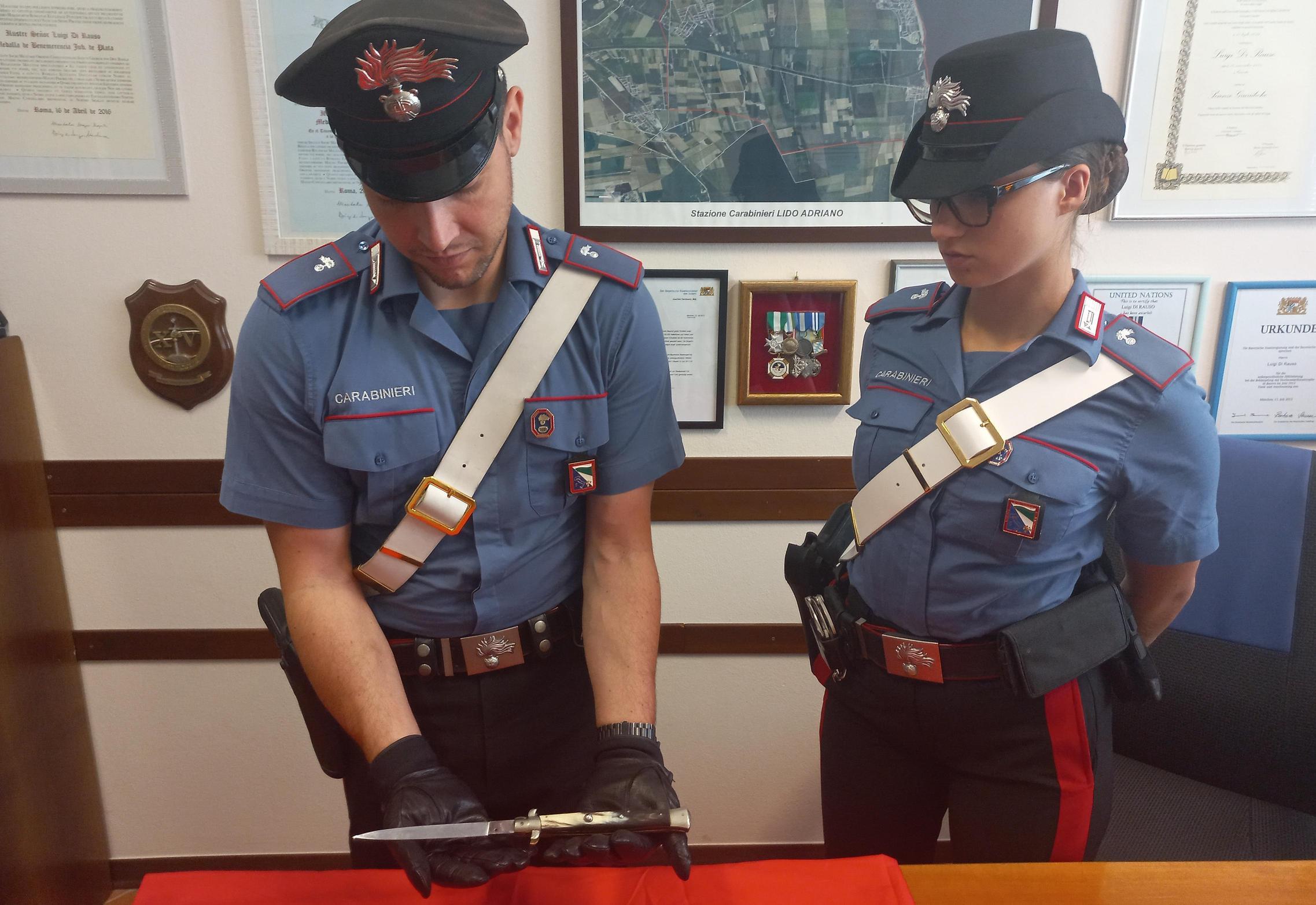 Follia a Lido Adriano. Giovane ancora grave. Sequestrato il coltello Follia a Lido Adriano. Giovane ancora grave. Sequestrato il coltello