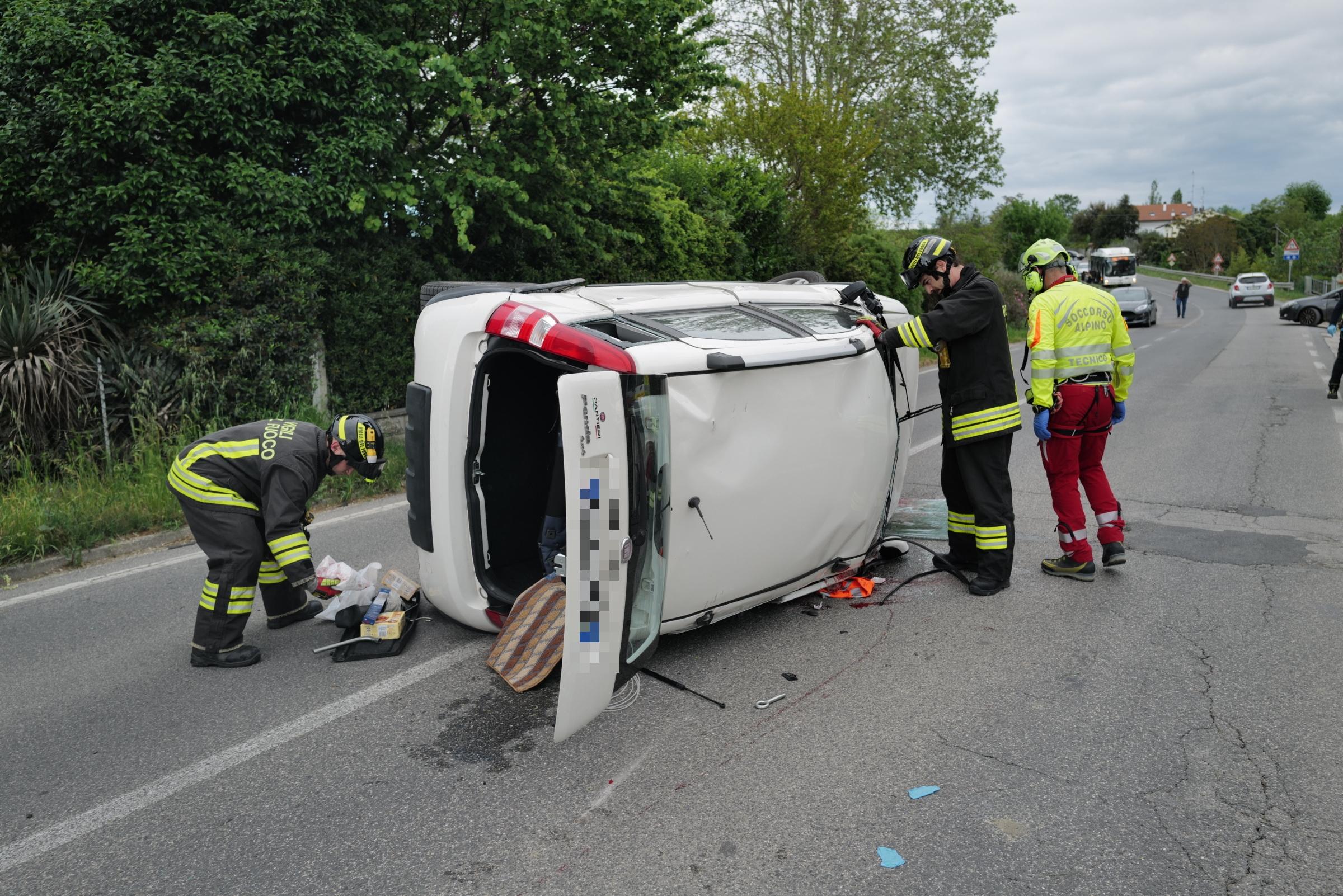 Auto si ribalta, grande paura per due coniugi: feriti Auto si ribalta, grande paura per due coniugi: feriti