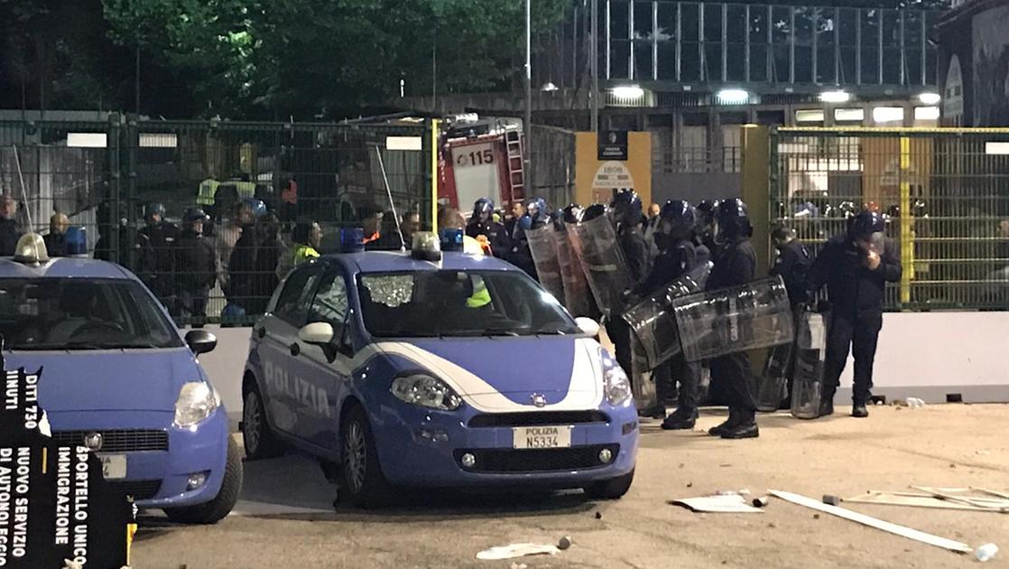 Ascoli in Serie C, la rabbia dei tifosi e scontri allo stadio: ferita una dozzina di poliziotti