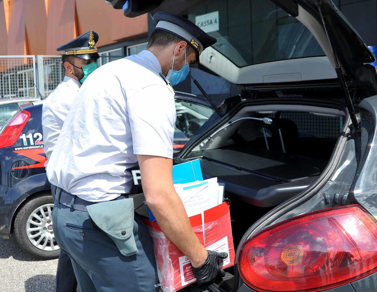 Maxi operazione della Finanza. Merce contraffatta e tabacchi. Raffica di sequestri e sanzioni