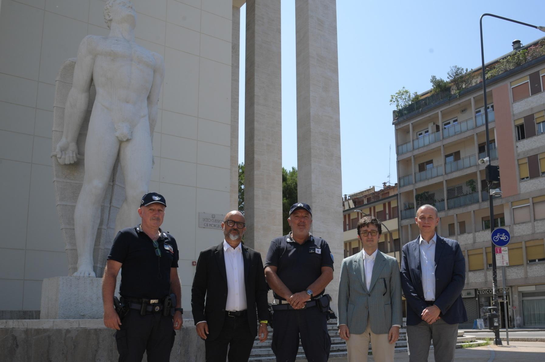 ’Allontarsi dalla statua’: ecco il test: "Presto la ’viva’ voce degli agenti" ’Allontarsi dalla statua’: ecco il test: "Presto la ’viva’ voce degli agenti"