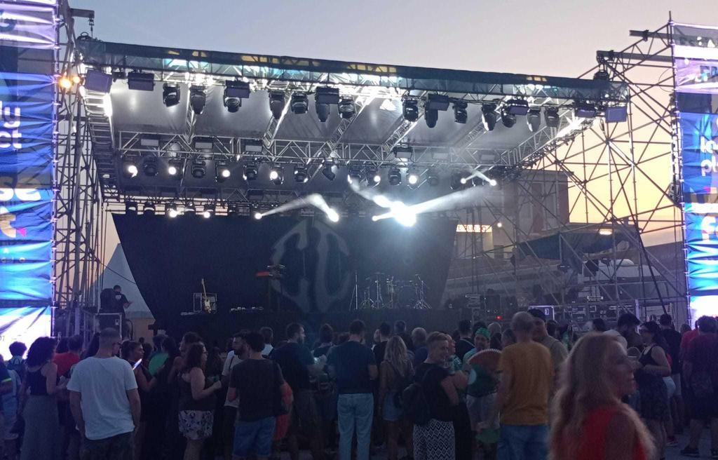 Meraviglia arena sul mare. Ulisse Fest e i Coma Cose aprono un’estate da urlo Meraviglia arena sul mare. Ulisse Fest e i Coma Cose aprono un’estate da urlo
