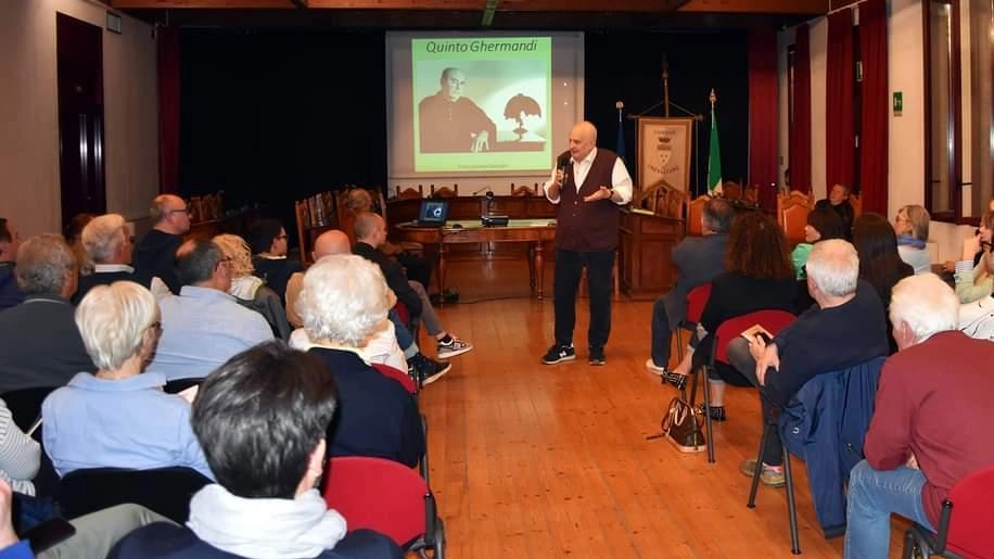 In un incontro pubblico presentata la mostra dell’artista crevalcorese alla falegnameria Beghelli.