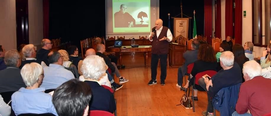 In un incontro pubblico presentata la mostra dell’artista crevalcorese alla falegnameria Beghelli.